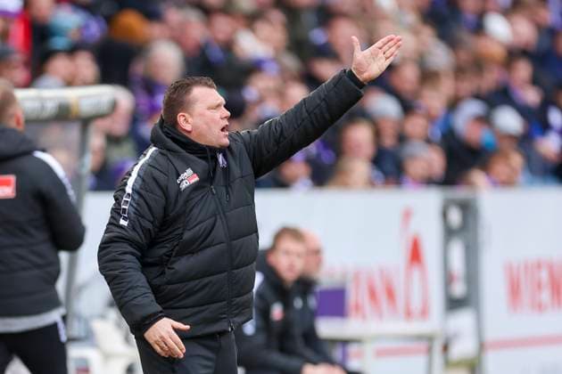 Trainer Uwe Koschinat (VfL Osnabrueck) gestikuliert, 2. Bundesliga, VfL Osnabrueck vs Hannover 96, Bremer Bruecke, 24.02.2024, Osnabrueck, Deutschland.