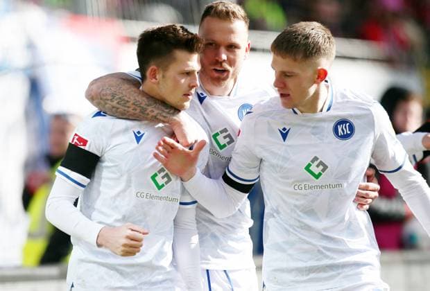 1:0 KSC durch Marvin Wanitzek (10, Karlsruher SC) links 24.02.2024, Fußball, 2. Bundesliga, FC Kaiserslautern - Karlsruher SC, 23. Spieltag, Saison 2023 24, Fritz Walter Stadion, Kaiserslautern, Deutschland, zmdz, ** DFB & DFL regulations prohibit any use of photographs as image sequences and or quasi-video. ** FC Kaiserslautern - Karlsruher SC