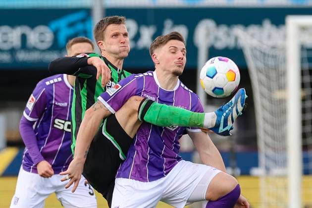 Sport Bilder des Tages Fabian Kunze (Hannover 96) und Erik Engelhardt (VfL Osnabrueck) kaempfen um den Ball, 2. Bundesliga, VfL Osnabrueck vs Hannover 96, Bremer Bruecke, 24.02.2024, Osnabrueck, Deutschland.