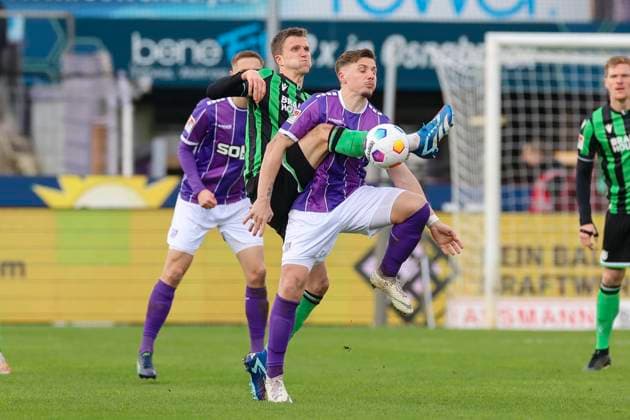 Fabian Kunze (Hannover 96) und Erik Engelhardt (VfL Osnabrueck) kaempfen um den Ball, 2. Bundesliga, VfL Osnabrueck vs Hannover 96, Bremer Bruecke, 24.02.2024, Osnabrueck, Deutschland.