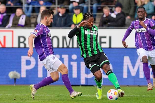 Bashkim Ajdini (VfL Osnabrueck) und Bright Arrey-Mbi (Hannover 96) kaempfen um den Ball, 2. Bundesliga, VfL Osnabrueck vs Hannover 96, Bremer Bruecke, 24.02.2024, Osnabrueck, Deutschland.