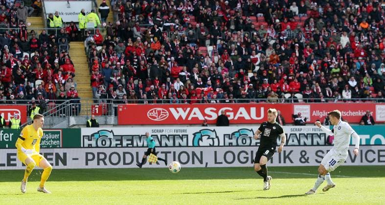 1:0 KSC durch Marvin Wanitzek (10, Karlsruher SC) 24.02.2024, Fußball, 2. Bundesliga, FC Kaiserslautern - Karlsruher SC, 23. Spieltag, Saison 2023 24, Fritz Walter Stadion, Kaiserslautern, Deutschland, zmdz, ** DFB & DFL regulations prohibit any use of photographs as image sequences and or quasi-video. ** FC Kaiserslautern - Karlsruher SC