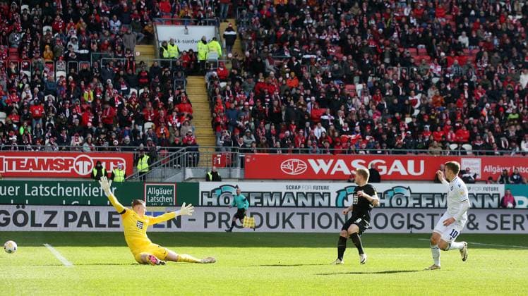 1:0 KSC durch Marvin Wanitzek (10, Karlsruher SC) 24.02.2024, Fußball, 2. Bundesliga, FC Kaiserslautern - Karlsruher SC, 23. Spieltag, Saison 2023 24, Fritz Walter Stadion, Kaiserslautern, Deutschland, zmdz, ** DFB & DFL regulations prohibit any use of photographs as image sequences and or quasi-video. ** FC Kaiserslautern - Karlsruher SC