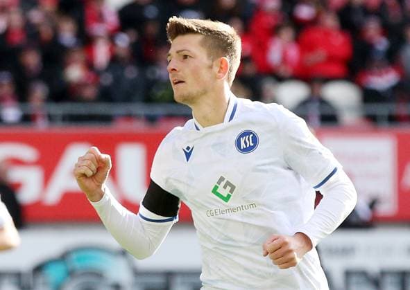 1:0 KSC durch Marvin Wanitzek (10, Karlsruher SC) links 24.02.2024, Fußball, 2. Bundesliga, FC Kaiserslautern - Karlsruher SC, 23. Spieltag, Saison 2023 24, Fritz Walter Stadion, Kaiserslautern, Deutschland, zmdz, ** DFB & DFL regulations prohibit any use of photographs as image sequences and or quasi-video. ** FC Kaiserslautern - Karlsruher SC