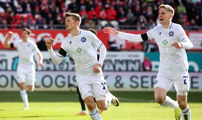 1:0 KSC durch Marvin Wanitzek (10, Karlsruher SC) links 24.02.2024, Fußball, 2. Bundesliga, FC Kaiserslautern - Karlsruher SC, 23. Spieltag, Saison 2023 24, Fritz Walter Stadion, Kaiserslautern, Deutschland, zmdz, ** DFB & DFL regulations prohibit any use of photographs as image sequences and or quasi-video. ** FC Kaiserslautern - Karlsruher SC
