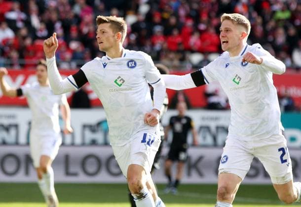 1:0 KSC durch Marvin Wanitzek (10, Karlsruher SC) links 24.02.2024, Fußball, 2. Bundesliga, FC Kaiserslautern - Karlsruher SC, 23. Spieltag, Saison 2023 24, Fritz Walter Stadion, Kaiserslautern, Deutschland, zmdz, ** DFB & DFL regulations prohibit any use of photographs as image sequences and or quasi-video. ** FC Kaiserslautern - Karlsruher SC