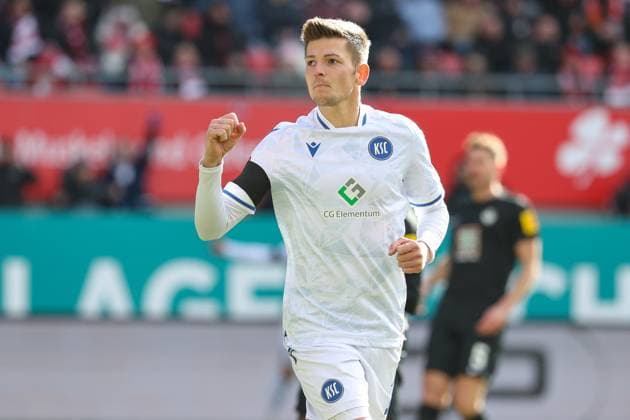 24.02.2024, xusrbx, Fussball 2.Bundesliga, 1.FC Kaiserslautern - Karlsruher SC emspor, Marvin Wanitzek (Karlsruher SC , 10), +tor zum 0:1 in der 51. Spielminute. (DFL DFB REGULATIONS PROHIBIT ANY USE OF PHOTOGRAPHS as IMAGE SEQUENCES and or QUASI-VIDEO) Kaiserslautern
