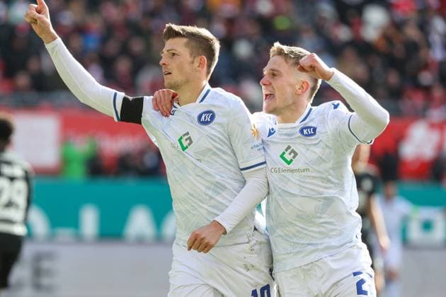 24.02.2024, xusrbx, Fussball 2.Bundesliga, 1.FC Kaiserslautern - Karlsruher SC emspor, Marvin Wanitzek (Karlsruher SC , 10),David Herold (Karlsruher SC , 20), Torjubel, tor zum 0:1 in der 51. Spielminute. (DFL DFB REGULATIONS PROHIBIT ANY USE OF PHOTOGRAPHS as IMAGE SEQUENCES and or QUASI-VIDEO) Kaiserslautern