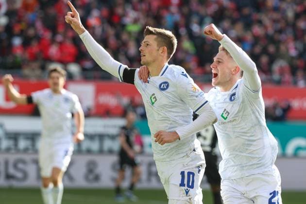24.02.2024, xusrbx, Fussball 2.Bundesliga, 1.FC Kaiserslautern - Karlsruher SC emspor, Marvin Wanitzek (Karlsruher SC , 10),David Herold (Karlsruher SC , 20), Torjubel, tor zum 0:1 in der 51. Spielminute. (DFL DFB REGULATIONS PROHIBIT ANY USE OF PHOTOGRAPHS as IMAGE SEQUENCES and or QUASI-VIDEO) Kaiserslautern