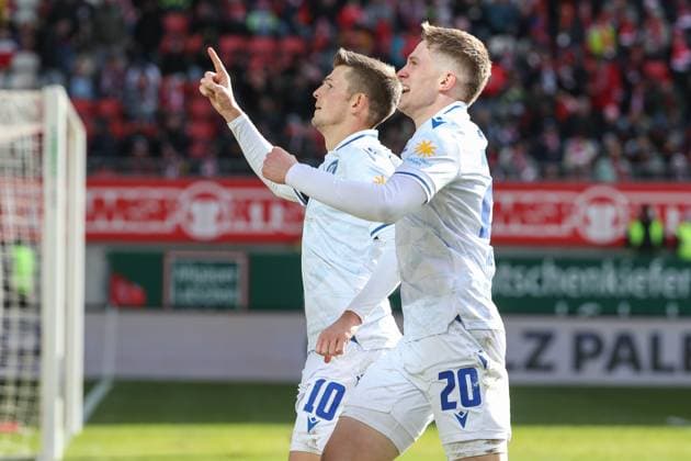 24.02.2024, xusrbx, Fussball 2.Bundesliga, 1.FC Kaiserslautern - Karlsruher SC emspor, Marvin Wanitzek (Karlsruher SC , 10),David Herold (Karlsruher SC , 20), Torjubel, tor zum 0:1 in der 51. Spielminute. (DFL DFB REGULATIONS PROHIBIT ANY USE OF PHOTOGRAPHS as IMAGE SEQUENCES and or QUASI-VIDEO) Kaiserslautern