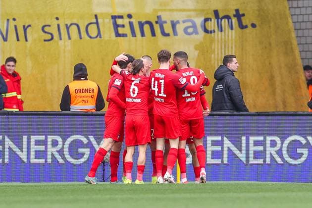 24.02.2024, Fussball, 2. Bundesliga, 23. Spieltag, Saison 2023 2024, Eintracht Braunschweig - Hertha BSC, Mannschaft von Hertha BSC jubelt. Braunschweig Eintracht Stadion NDS Deutschland xRHR-FOTO TRx