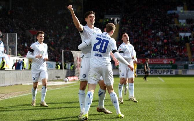 2:0 für den Karlsruher SC durch Igor Matanovic (9, Karlsruher SC) 24.02.2024, Fußball, 2. Bundesliga, FC Kaiserslautern - Karlsruher SC, 23. Spieltag, Saison 2023 24, Fritz Walter Stadion, Kaiserslautern, Deutschland, zmdz, ** DFB & DFL regulations prohibit any use of photographs as image sequences and or quasi-video. ** FC Kaiserslautern - Karlsruher SC