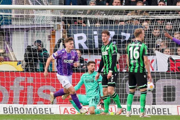 Erik Engelhardt (VfL Osnabrueck) bejubelt seinen Treffer zum 1:0, 2. Bundesliga, VfL Osnabrueck vs Hannover 96, Bremer Bruecke, 24.02.2024, Osnabrueck, Deutschland.