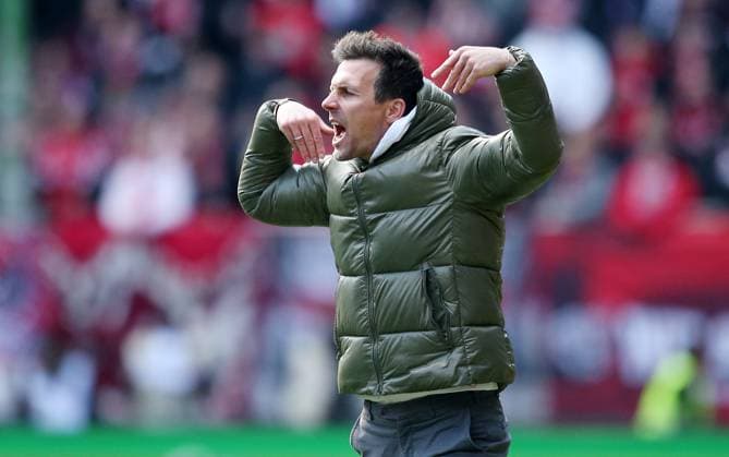 Christian Eichner (Trainer Karlsruher SC) 24.02.2024, Fußball, 2. Bundesliga, FC Kaiserslautern - Karlsruher SC, 23. Spieltag, Saison 2023 24, Fritz Walter Stadion, Kaiserslautern, Deutschland, zmdz, ** DFB & DFL regulations prohibit any use of photographs as image sequences and or quasi-video. ** FC Kaiserslautern - Karlsruher SC