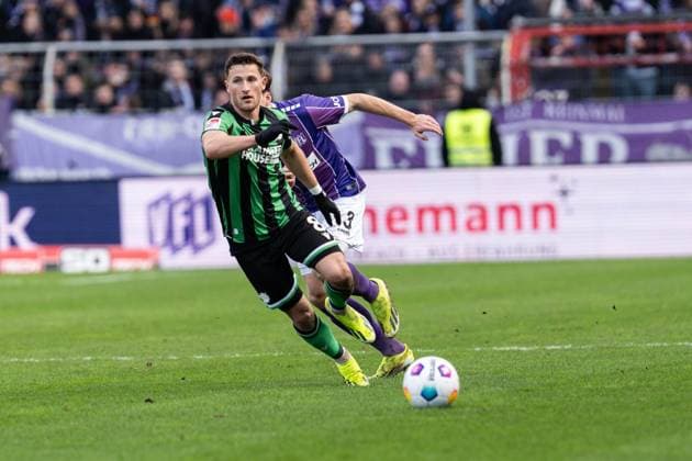 GER, 2. FBL VfL Osnabrück vs Hannover 96 24.02.2024, Bremer Brücke, Osnabrück, GER, 2. FBL VfL Osnabrück vs Hannover 96 Im Bild: Enzo Leopold (Hannover 96, 8) Einzelaktion; Ganzkörper Ganzkoerper ; Ball am Fuss;