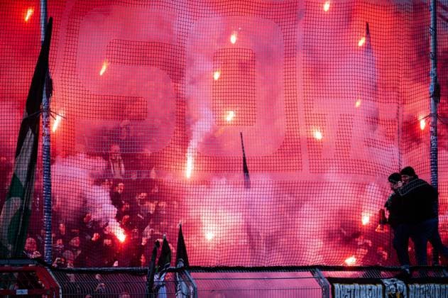 24.02.2024 - Fußball, 2023 2024, 2. Bundesliga, 23. Spieltag, VfL Osnabrück - Hannover 96: Fans (Hannover) mit Pyrotechnik DFL REGULATIONS PROHIBIT ANY USE OF PHOTOGRAPHS AS IMAGE SEQUENCES AND OR QUASI-VIDEO.