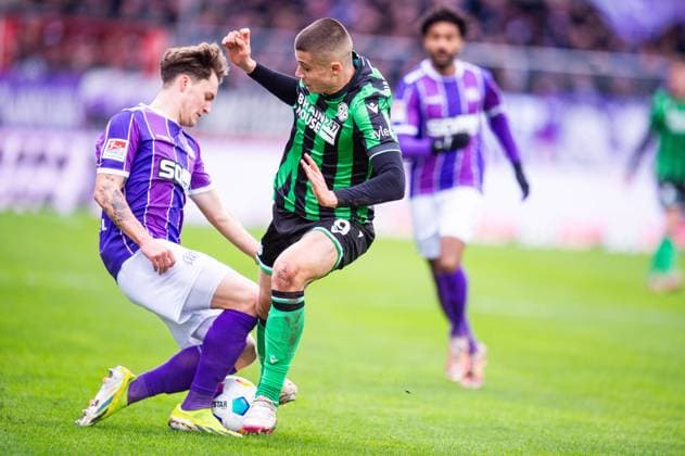 24.02.2024 - Fußball, 2023 2024, 2. Bundesliga, 23. Spieltag, VfL Osnabrück - Hannover 96: (L-R) Florian Kleinhansl (Osnabrück), Nicolo Tresoldi (Hannover) DFL REGULATIONS PROHIBIT ANY USE OF PHOTOGRAPHS AS IMAGE SEQUENCES AND OR QUASI-VIDEO.