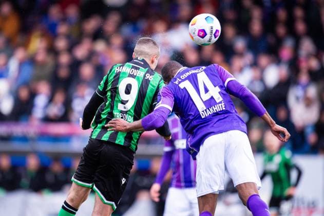 24.02.2024 - Fußball, 2023 2024, 2. Bundesliga, 23. Spieltag, VfL Osnabrück - Hannover 96: (L-R) Nicolo Tresoldi (Hannover), Oumar Diakhite (Osnabrück) Zusammenstoß, Kopfball, Kopfstoß der zur Verletzung von Tresoldi führt DFL REGULATIONS PROHIBIT ANY USE OF PHOTOGRAPHS AS IMAGE SEQUENCES AND OR QUASI-VIDEO.