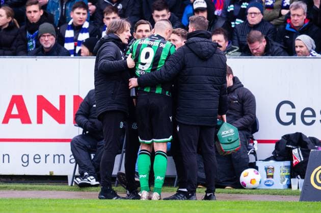 24.02.2024 - Fußball, 2023 2024, 2. Bundesliga, 23. Spieltag, VfL Osnabrück - Hannover 96: (M) Nicolo Tresoldi (Hannover) verletzt, Verletzung, Stefan Leitl (Trainer - Hannover) DFL REGULATIONS PROHIBIT ANY USE OF PHOTOGRAPHS AS IMAGE SEQUENCES AND OR QUASI-VIDEO.