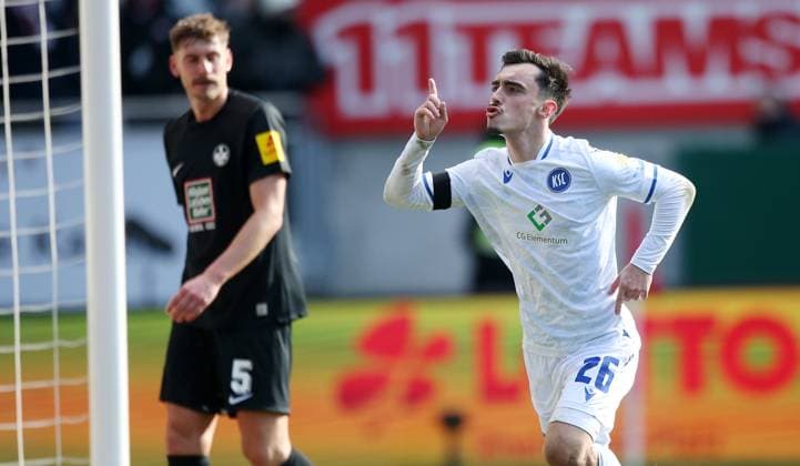 3:0 für den KSC durch Paul Nebel (26, Karlsruher SC) 24.02.2024, Fußball, 2. Bundesliga, FC Kaiserslautern - Karlsruher SC, 23. Spieltag, Saison 2023 24, Fritz Walter Stadion, Kaiserslautern, Deutschland, zmdz, ** DFB & DFL regulations prohibit any use of photographs as image sequences and or quasi-video. ** FC Kaiserslautern - Karlsruher SC