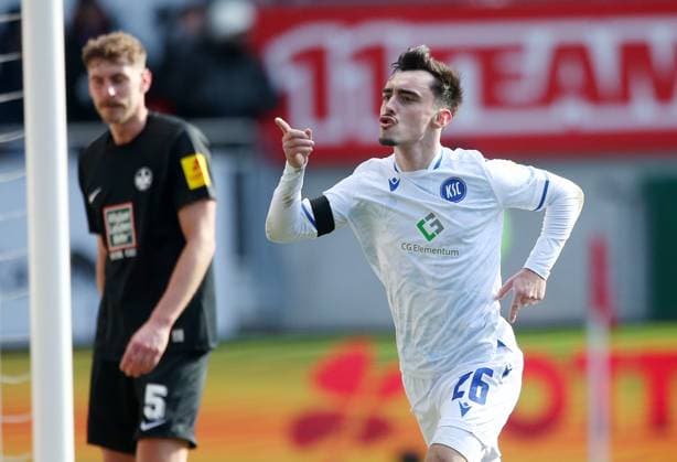 3:0 für den KSC durch Paul Nebel (26, Karlsruher SC) 24.02.2024, Fußball, 2. Bundesliga, FC Kaiserslautern - Karlsruher SC, 23. Spieltag, Saison 2023 24, Fritz Walter Stadion, Kaiserslautern, Deutschland, zmdz, ** DFB & DFL regulations prohibit any use of photographs as image sequences and or quasi-video. ** FC Kaiserslautern - Karlsruher SC