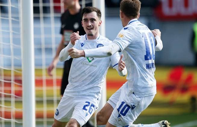 3:0 für den KSC durch Paul Nebel (26, Karlsruher SC) 24.02.2024, Fußball, 2. Bundesliga, FC Kaiserslautern - Karlsruher SC, 23. Spieltag, Saison 2023 24, Fritz Walter Stadion, Kaiserslautern, Deutschland, zmdz, ** DFB & DFL regulations prohibit any use of photographs as image sequences and or quasi-video. ** FC Kaiserslautern - Karlsruher SC
