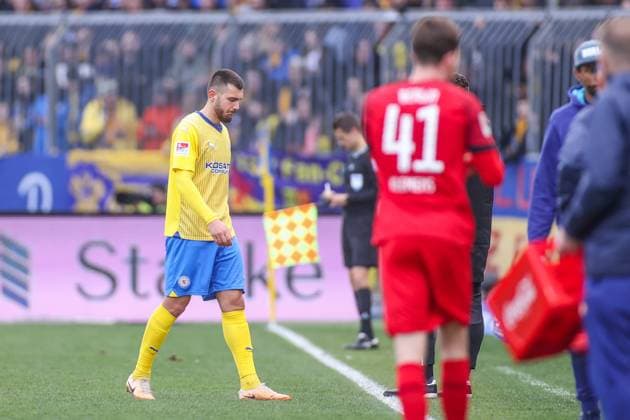 24.02.2024, Fussball, 2. Bundesliga, 23. Spieltag, Saison 2023 2024, Eintracht Braunschweig - Hertha BSC, Hasan Kurucay (Eintracht Braunschweig) verlässt den platz nach seiner roten Karte. Braunschweig Eintracht Stadion NDS Deutschland xRHR-FOTO TRx