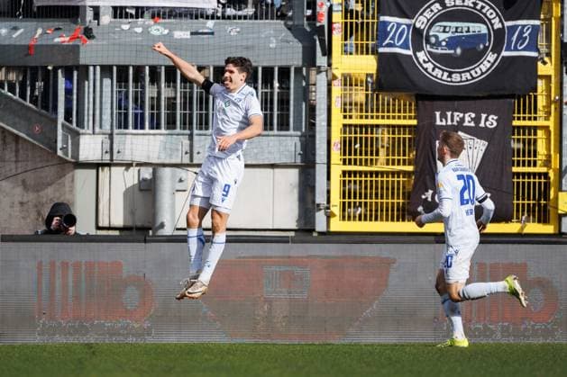Igor Matanovic (Karlsruher SC) bejubelt den Treffer zum 0:2 mit David Herold (Karlsruher SC), 1. FC Kaiserslautern vs Karlsruher SC, Fussball, 2. Bundesliga, Saison 2023 2024, 24.02.2024 1. FC Kaiserslautern vs Karlsruher SC, Fussball, 2. Bundesliga, Saison 2023 2024, 24.02.2024 Kaiserslautern