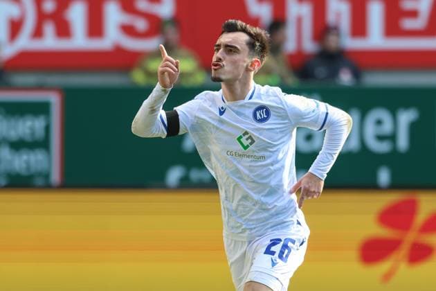 24.02.2024, xusrbx, Fussball 2.Bundesliga, 1.FC Kaiserslautern - Karlsruher SC emspor, Torjubel, 82. Spielminute, Tor 0:3 Paul Nebel (Karlsruher SC , 26), (DFL DFB REGULATIONS PROHIBIT ANY USE OF PHOTOGRAPHS as IMAGE SEQUENCES and or QUASI-VIDEO) Kaiserslautern