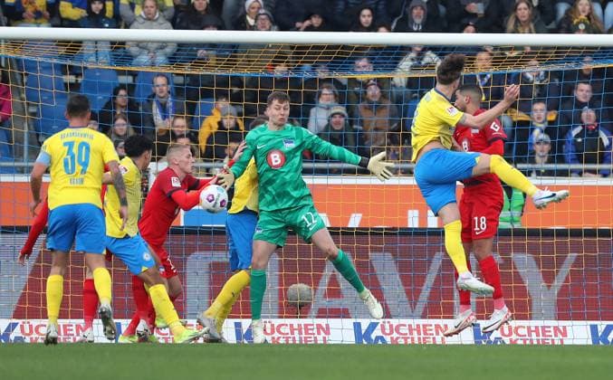 Braunschweig vs.Berlin, 2. BL Braunschweig, 24.02.2024, FUßBALL - Eintracht Braunschweig vs. Hertha BSC Berlin, 2. BL, Saison 2023 24. Ermin Bicakcic (Eintracht Braunschweig), Aymen Barkok (Hertha BSC) Braunschweig