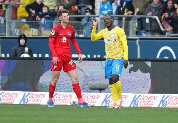 Braunschweig vs.Berlin, 2. BL Braunschweig, 24.02.2024, FUßBALL - Eintracht Braunschweig vs. Hertha BSC Berlin, 2. BL, Saison 2023 24. Linus Gechter (Hertha BSC), Anthony Ujah (Eintracht Braunschweig) Braunschweig