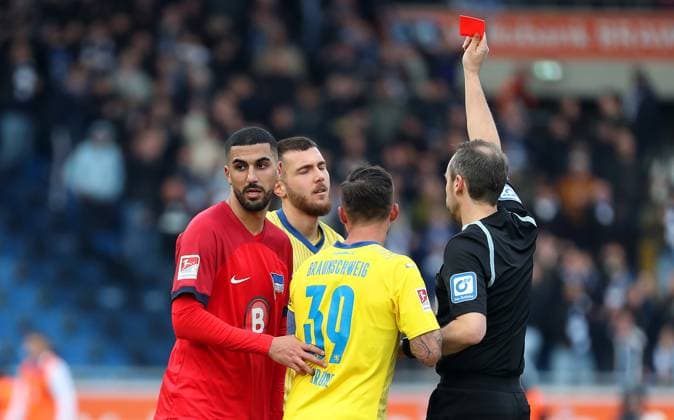 Braunschweig vs.Berlin, 2. BL Braunschweig, 24.02.2024, FUßBALL - Eintracht Braunschweig vs. Hertha BSC Berlin, 2. BL, Saison 2023 24. Schiedsrichter Patrick Alt zeigt Hasan Kurucay (Eintracht Braunschweig) die Rote Karte Braunschweig