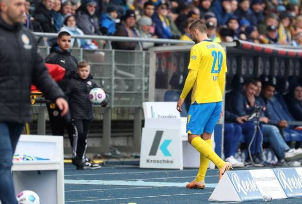 Braunschweig vs.Berlin, 2. BL Braunschweig, 24.02.2024, FUßBALL - Eintracht Braunschweig vs. Hertha BSC Berlin, 2. BL, Saison 2023 24. Hasan Kurucay (Eintracht Braunschweig), nach der Rote Karte auf dem Weg in die Kabine. Braunschweig