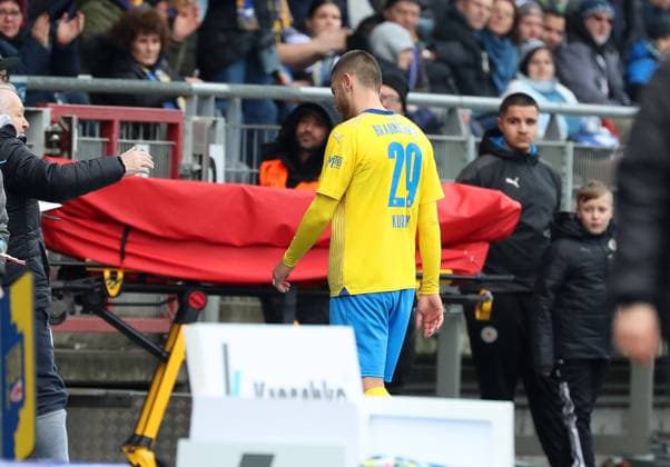Braunschweig vs.Berlin, 2. BL Braunschweig, 24.02.2024, FUßBALL - Eintracht Braunschweig vs. Hertha BSC Berlin, 2. BL, Saison 2023 24. Hasan Kurucay (Eintracht Braunschweig), nach der Rote Karte auf dem Weg in die Kabine. Braunschweig