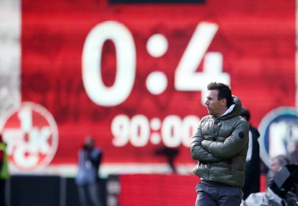 Christian Eichner (Trainer Karlsruher SC) schaut dem 4:0 Sieg entgegen 24.02.2024, Fußball, 2. Bundesliga, FC Kaiserslautern - Karlsruher SC, 23. Spieltag, Saison 2023 24, Fritz Walter Stadion, Kaiserslautern, Deutschland, zmdz, ** DFB & DFL regulations prohibit any use of photographs as image sequences and or quasi-video. ** FC Kaiserslautern - Karlsruher SC