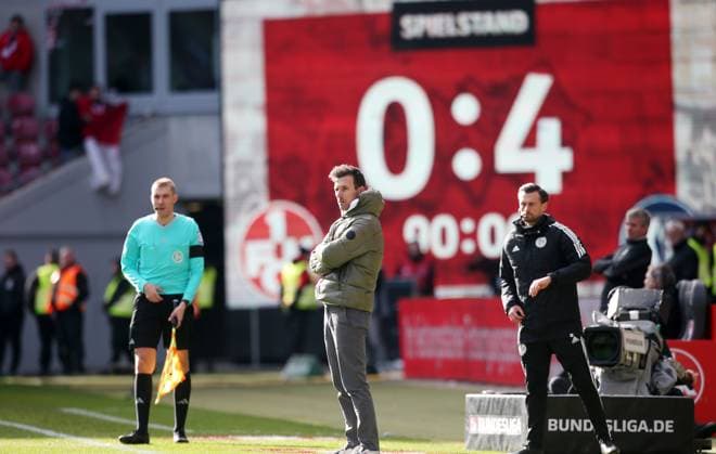 Christian Eichner (Trainer Karlsruher SC) schaut dem 4:0 Sieg entgegen 24.02.2024, Fußball, 2. Bundesliga, FC Kaiserslautern - Karlsruher SC, 23. Spieltag, Saison 2023 24, Fritz Walter Stadion, Kaiserslautern, Deutschland, zmdz, ** DFB & DFL regulations prohibit any use of photographs as image sequences and or quasi-video. ** FC Kaiserslautern - Karlsruher SC