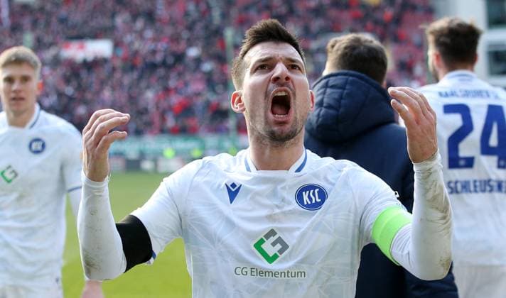 Jerome Gondorf (8, Karlsruher SC) bejubelt das 4:0 durch Budu Zivzivadze (11, Karlsruher SC) 24.02.2024, Fußball, 2. Bundesliga, FC Kaiserslautern - Karlsruher SC, 23. Spieltag, Saison 2023 24, Fritz Walter Stadion, Kaiserslautern, Deutschland, zmdz, ** DFB & DFL regulations prohibit any use of photographs as image sequences and or quasi-video. ** FC Kaiserslautern - Karlsruher SC