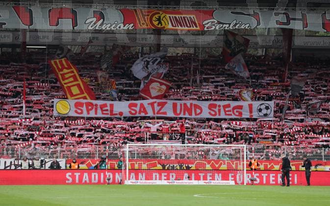 Spiel, Satz und Sieg, Tennisballprotest der Fans gegen Investoren war erfolgreich Fußball Fussball Bundesliga Herren DFL 23. Spieltag Saison 2023 2024 24.02.2024 1.FC Union Berlin FCU vs. 1.FC Heidenheim FCH DFL regulations prohibit any use of photographs as image sequences and or quasi-video. *** Game, set and match, fans tennis ball protest against investors was successful Sport Football Soccer Bundesliga Men DFL 23 Matchday Season 2023 2024 24 02 2024 1 FC Union Berlin FCU vs 1 FC Heidenheim FCH DFL regulations prohibit any use of photographs as image sequences and or quasi video