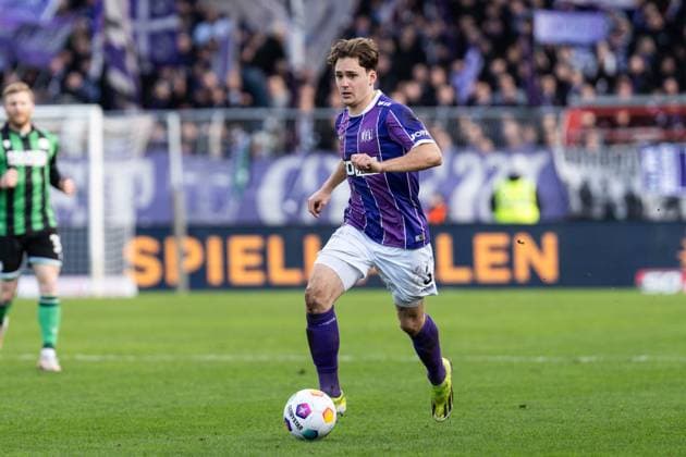 GER, 2. FBL VfL Osnabrück vs Hannover 96 24.02.2024, Bremer Brücke, Osnabrück, GER, 2. FBL VfL Osnabrück vs Hannover 96 Im Bild: Florian Kleinhansl (VfL Osnabrück Osnabrueck, 3) Einzelaktion; Ganzkörper Ganzkoerper ; Ball am Fuss;