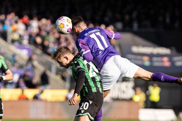 GER, 2. FBL VfL Osnabrück vs Hannover 96 24.02.2024, Bremer Brücke, Osnabrück, GER, 2. FBL VfL Osnabrück vs Hannover 96 Im Bild: Kopfballduell Kopfball Zweikampf zwischen Charalampos Makridis (VfL Osnabrück Osnabrueck, 11) und Jannik Dehm (Hannover 96, 20)