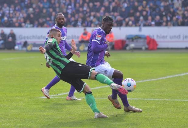 24.02.2024, xblx, Fussball 2.Bundesliga, VfL Osnabrueck - Hannover 96 emspor, v.l. Nicolo Tresoldi (Hannover 96), Maxwell Gyamfi (VfL Osnabrueck) (DFL DFB REGULATIONS PROHIBIT ANY USE OF PHOTOGRAPHS as IMAGE SEQUENCES and or QUASI-VIDEO) Osnabrueck