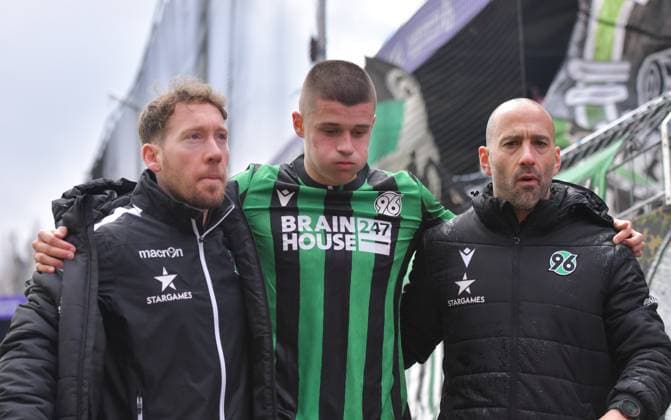 24.02.2024, xblx, Fussball 2.Bundesliga, VfL Osnabrueck - Hannover 96 emspor, v.l. Nicolo Tresoldi (Hannover 96), verletzt, Verletzung, (DFL DFB REGULATIONS PROHIBIT ANY USE OF PHOTOGRAPHS as IMAGE SEQUENCES and or QUASI-VIDEO) Osnabrueck