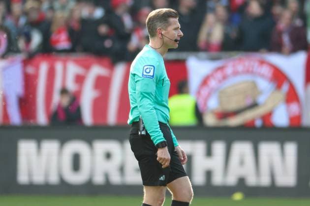 24.02.2024, xusrbx, Fussball 2.Bundesliga, 1.FC Kaiserslautern - Karlsruher SC emspor, Tobias Welz (Schiedsrichter), (DFL DFB REGULATIONS PROHIBIT ANY USE OF PHOTOGRAPHS as IMAGE SEQUENCES and or QUASI-VIDEO) Kaiserslautern
