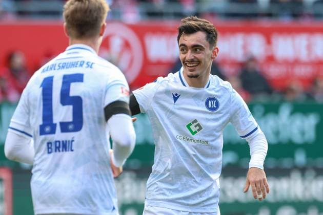 24.02.2024, xusrbx, Fussball 2.Bundesliga, 1.FC Kaiserslautern - Karlsruher SC emspor, v.l. Dzenis Burnic (Karlsruher SC , 15), Patrick Drewes (Karlsruher SC , 23), Torschuetze zum 0:3 in der 82. Spielminute, Paul Nebel, (DFL DFB REGULATIONS PROHIBIT ANY USE OF PHOTOGRAPHS as IMAGE SEQUENCES and or QUASI-VIDEO) Kaiserslautern