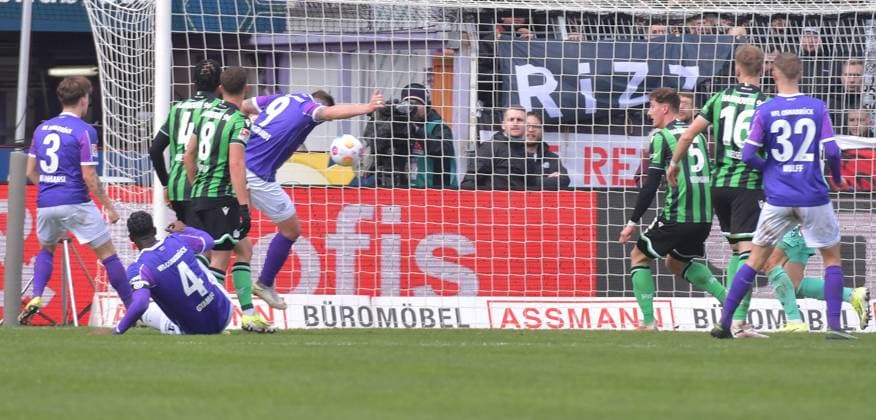 24.02.2024, xblx, Fussball 2.Bundesliga, VfL Osnabrueck - Hannover 96 emspor, v.l. Erik Engelhardt (VfL Osnabrueck), Goal scored, Tor zum 1:0 (DFL DFB REGULATIONS PROHIBIT ANY USE OF PHOTOGRAPHS as IMAGE SEQUENCES and or QUASI-VIDEO) Osnabrueck