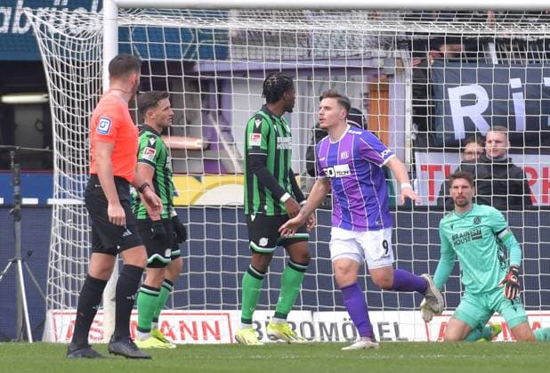 24.02.2024, xblx, Fussball 2.Bundesliga, VfL Osnabrueck - Hannover 96 emspor, v.l. Erik Engelhardt (VfL Osnabrueck), Goal scored, Tor zum 1:0, celebrate the goal, Torjubel , Jubel, jubeln, jubelt, (DFL DFB REGULATIONS PROHIBIT ANY USE OF PHOTOGRAPHS as IMAGE SEQUENCES and or QUASI-VIDEO) Osnabrueck