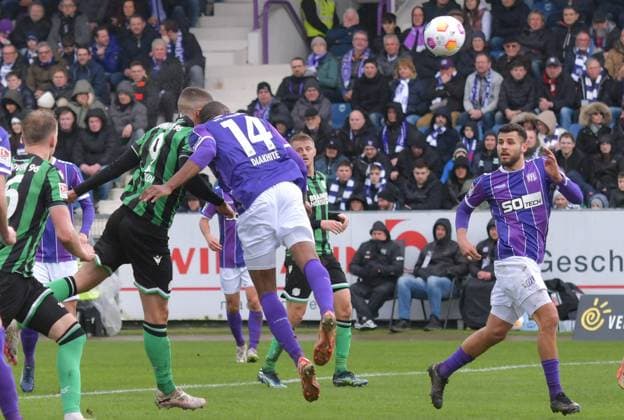 24.02.2024, xblx, Fussball 2.Bundesliga, VfL Osnabrueck - Hannover 96 emspor, v.l. Nicolo Tresoldi (Hannover 96), Oumar Diakhite (VfL Osnabrueck), verletzt, Verletzung, von Nicolo Tresoldi (Hannover 96) (DFL DFB REGULATIONS PROHIBIT ANY USE OF PHOTOGRAPHS as IMAGE SEQUENCES and or QUASI-VIDEO) Osnabrueck