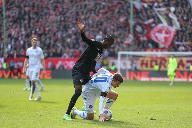 24.02.2024, xusrbx, Fussball 2.Bundesliga, 1.FC Kaiserslautern - Karlsruher SC emspor, v.l. Marvin Wanitzek (Karlsruher SC , 10), Aaron Opoku (1. FC Kaiserslautern, 17), (DFL DFB REGULATIONS PROHIBIT ANY USE OF PHOTOGRAPHS as IMAGE SEQUENCES and or QUASI-VIDEO) Kaiserslautern