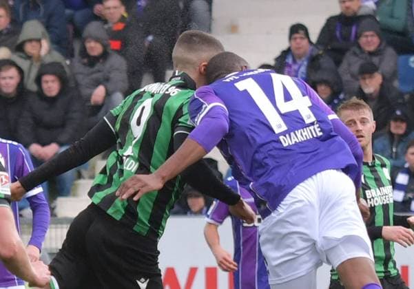 24.02.2024, xblx, Fussball 2.Bundesliga, VfL Osnabrueck - Hannover 96 emspor, v.l. Nicolo Tresoldi (Hannover 96), Oumar Diakhite (VfL Osnabrueck), verletzt, Verletzung, von Nicolo Tresoldi (Hannover 96) (DFL DFB REGULATIONS PROHIBIT ANY USE OF PHOTOGRAPHS as IMAGE SEQUENCES and or QUASI-VIDEO) Osnabrueck