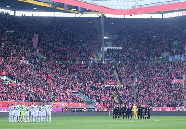 Fussball - 2. Bundesliga - Saison 2023 24 Kaiserslautern - Fritz-Walter-Stadion 24.02.2024 1. FC Kaiserslautern (fck) - Karlsruher SC (ksc) 0:4 Gedenkminute für Andreas Brehme Fussball - 2. Bundesliga - 1. FC Kaiserslautern